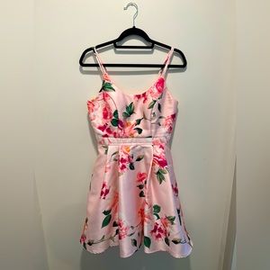 Floral mini dress. Size 7. Very flattering!